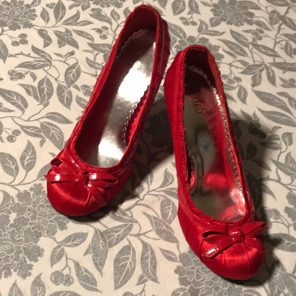 Super sexy Dots ruby red slippers size 6. Kitten heels